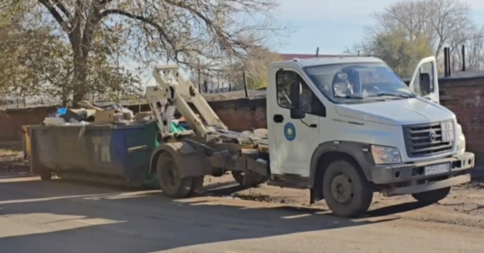 Массовая поломка техники: в Энгельсе объяснили причину мусорных завалов